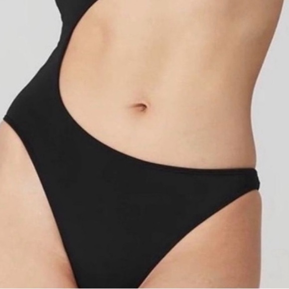 Alo Yoga Body Wave Cut Out Bodysuit // Black // Size M Worn ONCE. - Picture 4 of 9
